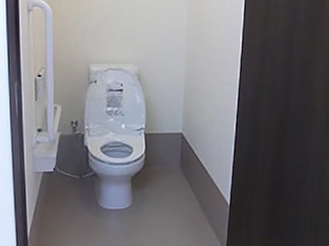 安全手すり付きトイレ トイレ 安全手すりが設置されたトイレは、安心して利用できる設計です。清潔感ある空間です。