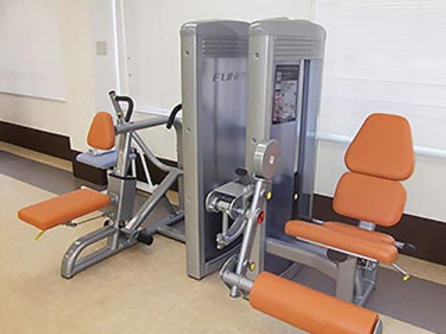 明るい室内の機能訓練室 機能訓練室 自然光が差し込む機能訓練室です。快適な環境でリハビリテーションが可能です。