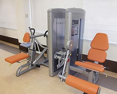 明るい室内の機能訓練室