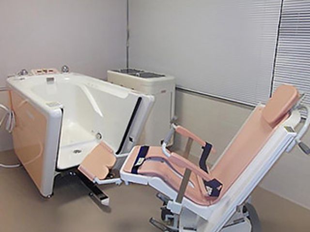 浴槽とチェアの部屋 浴室   介護に優しい設備が整った浴室です。チェアを使いながら安心して入浴が可能です。