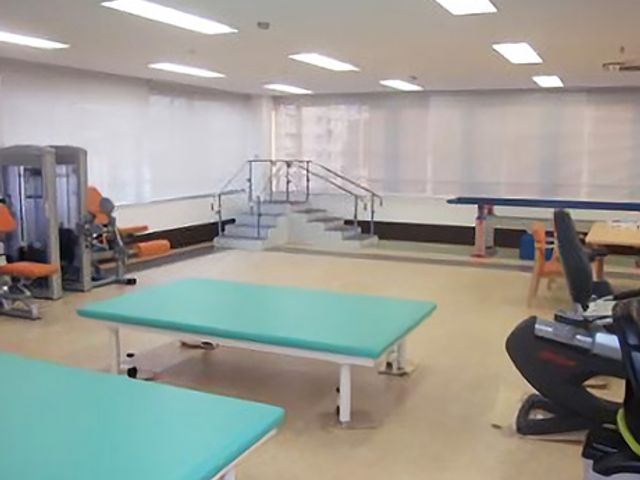 設備の整った部屋 機能訓練室 広々としたスペースで、リハビリに必要な器具が揃っています。明るい環境で快適に作業ができます。
