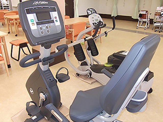 運動器具が揃った室内 機能訓練室 広々としたスペースで、快適に身体機能訓練ができます。明るい雰囲気の中で心地よく運動が可能です。