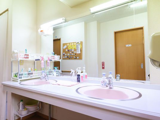 大きな鏡の前に並んでいる２つの洗面台