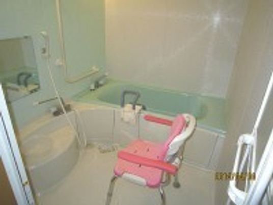 施設内に配置された浴室内の様子。シャワーチェアや手すりがついた浴室