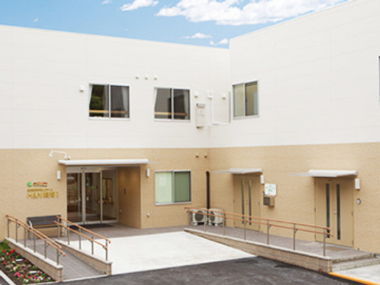 広々とした施設外観