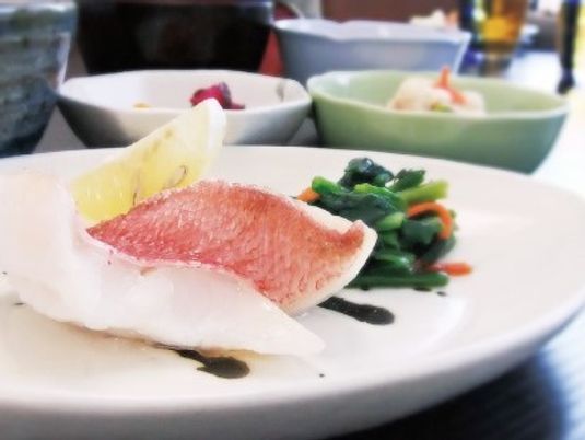 盛り付けられた和食料理
