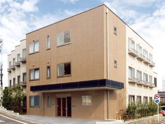 落ち着いた建物の外観