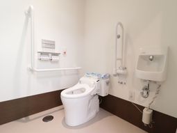 手すりつきトイレの内観