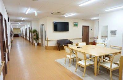 明るい廊下とリビング
