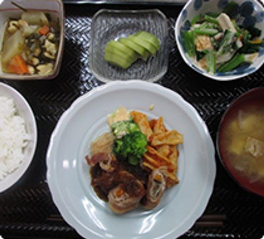 おいしそうな食事を見るダイニング ダイニングルーム 栄養バランスを考えた美味しい食事が楽しめます。季節の食材を使ったメニューが魅力です。
