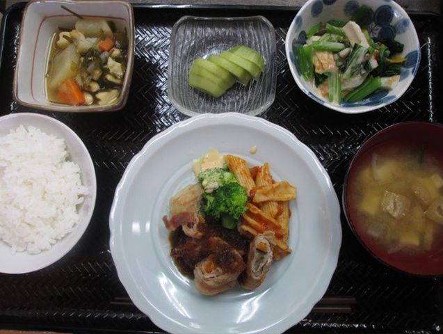 彩り豊かな食品トレー 食堂 栄養バランスの取れた食事例です。季節の野菜と和洋折衷のおかずが楽しめます。