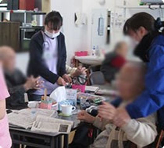 共有スペースの様子 ラウンジ 広々としたラウンジで、スタッフが利用者と和やかに交流しています。暖かな雰囲気です。