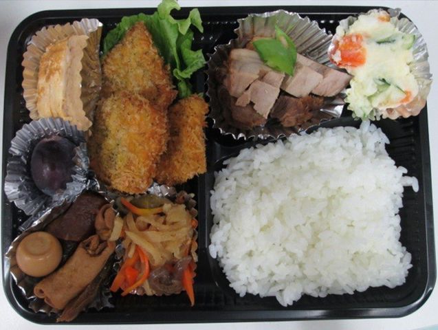 栄養豊富なお弁当 料理 バランスの取れた美味しそうな食事です。栄養面でも安心して提供できそうです。