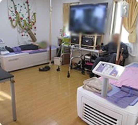 機能訓練室 機能訓練室 広々とした空間で、訓練器具が整えられた明るい施設です。利用者が快適に過ごせます。