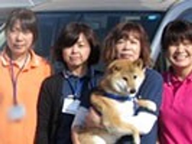 スタッフイメージ スタッフイメージ スタッフがペットと共に笑顔で迎える心温まる場面で、職場の雰囲気が伝わります。