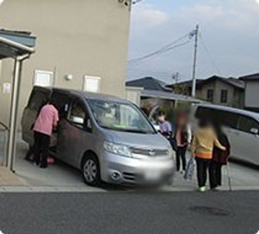 リラックスした様子の外観 外観 バンの周りで談笑する人々が見られ、多様な活動が可能な環境が整っています。