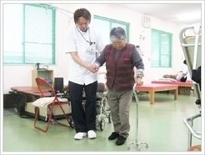 サポートを受ける様子の機能訓練室