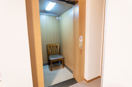 エレベーター内の椅子