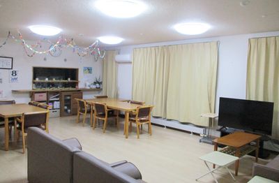 明るい共有スペース内観