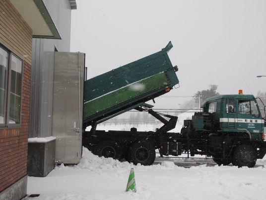 除雪車と建物外観  