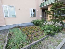 花壇がある建物外観
