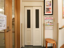 木製のドアと掲示物