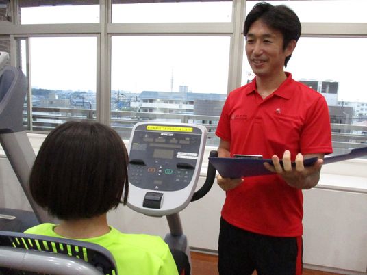 人と機器がある訓練室