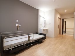 居室のベッドと洗面台