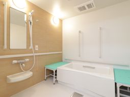 バリアフリー設計の浴室