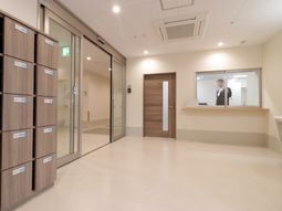 明るいエントランスホール