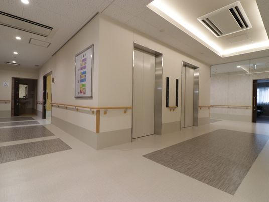 清潔感ある廊下の風景