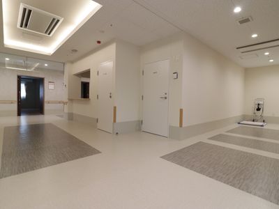 明るい広々とした廊下