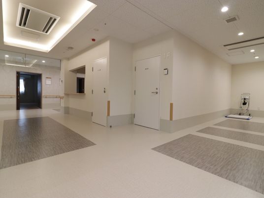 明るい広々とした廊下