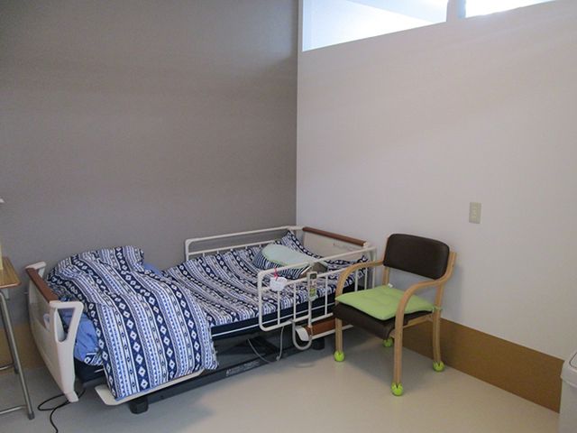 明るい居室 居室 自然光が差し込む明るい居室です。快適な寝具と椅子が用意されています。