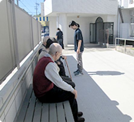 談笑する人々の庭