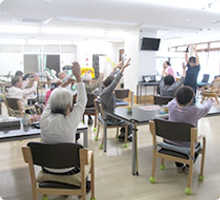 体操をする人々の集まる部屋