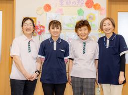 スタッフが笑顔でポーズ