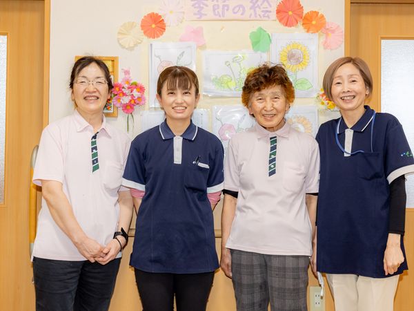 スタッフが笑顔でポーズ