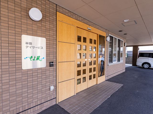 エントランスの木目調扉 玄関 木目調の扉と清潔感のあるエントランスが迎える施設です。ゆったりとした空間がそこに広がっています。