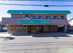 明るい日ざしの建物外観