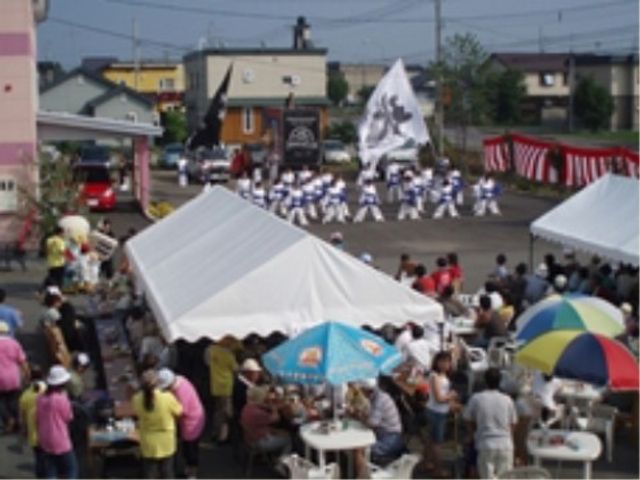 祭りの様子の広場