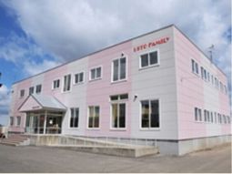 ピンクの壁の建物外観