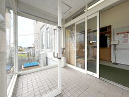 ゆったりした入口