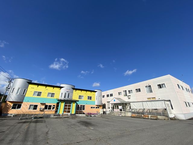 明るい施設の外観