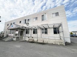 広々とした建物外観
