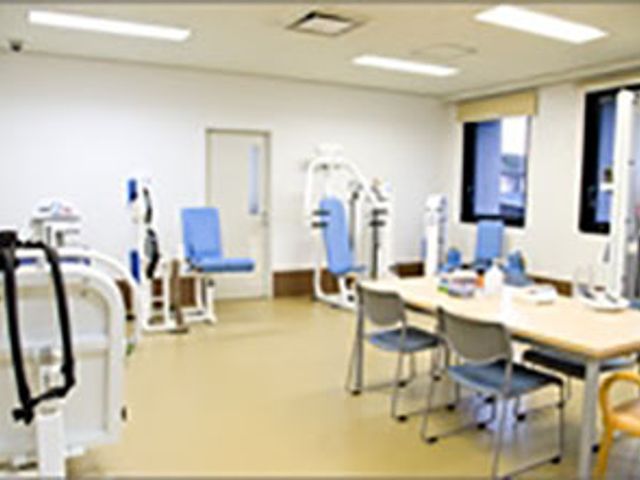 清潔な機能訓練室 機能訓練室 自然光が差し込む明るい部屋に、トレーニング機器が整っています。リハビリに最適な環境です。