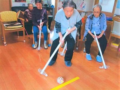 レクリエーションを楽しむ高齢者