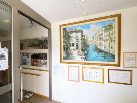 エントランスの壁画と案内板