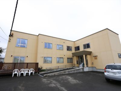 シンプルな外観の建物