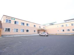 広々とした敷地の施設外観